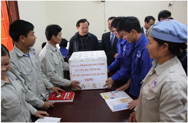 Đồng chí Phạm Quang Nghị đến thăm và tặng quà cho Công nhân tại Khu nhà ở cho Người lao động, KCN Phú Nghĩa, huyện Chương Mỹ_3