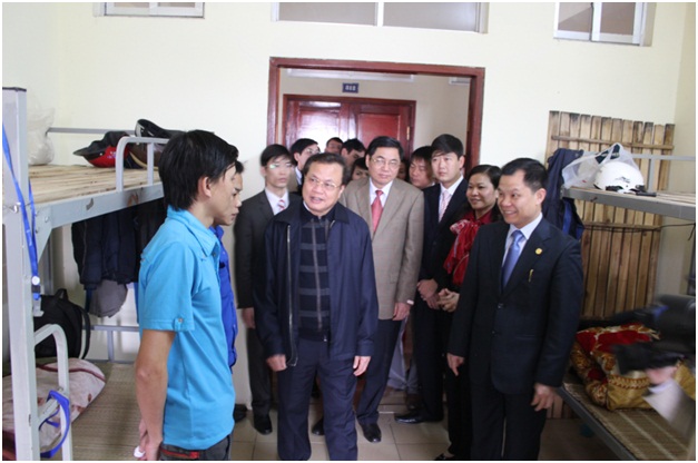 Đồng chí Phạm Quang Nghị đến thăm và tặng quà cho Công nhân tại Khu nhà ở cho Người lao động, KCN Phú Nghĩa, huyện Chương Mỹ_4