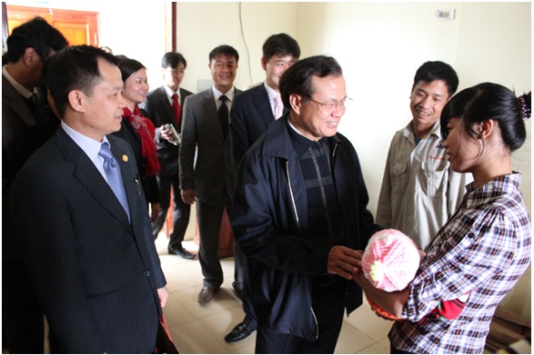 Đồng chí Phạm Quang Nghị đến thăm và tặng quà cho Công nhân tại Khu nhà ở cho Người lao động, KCN Phú Nghĩa, huyện Chương Mỹ_5