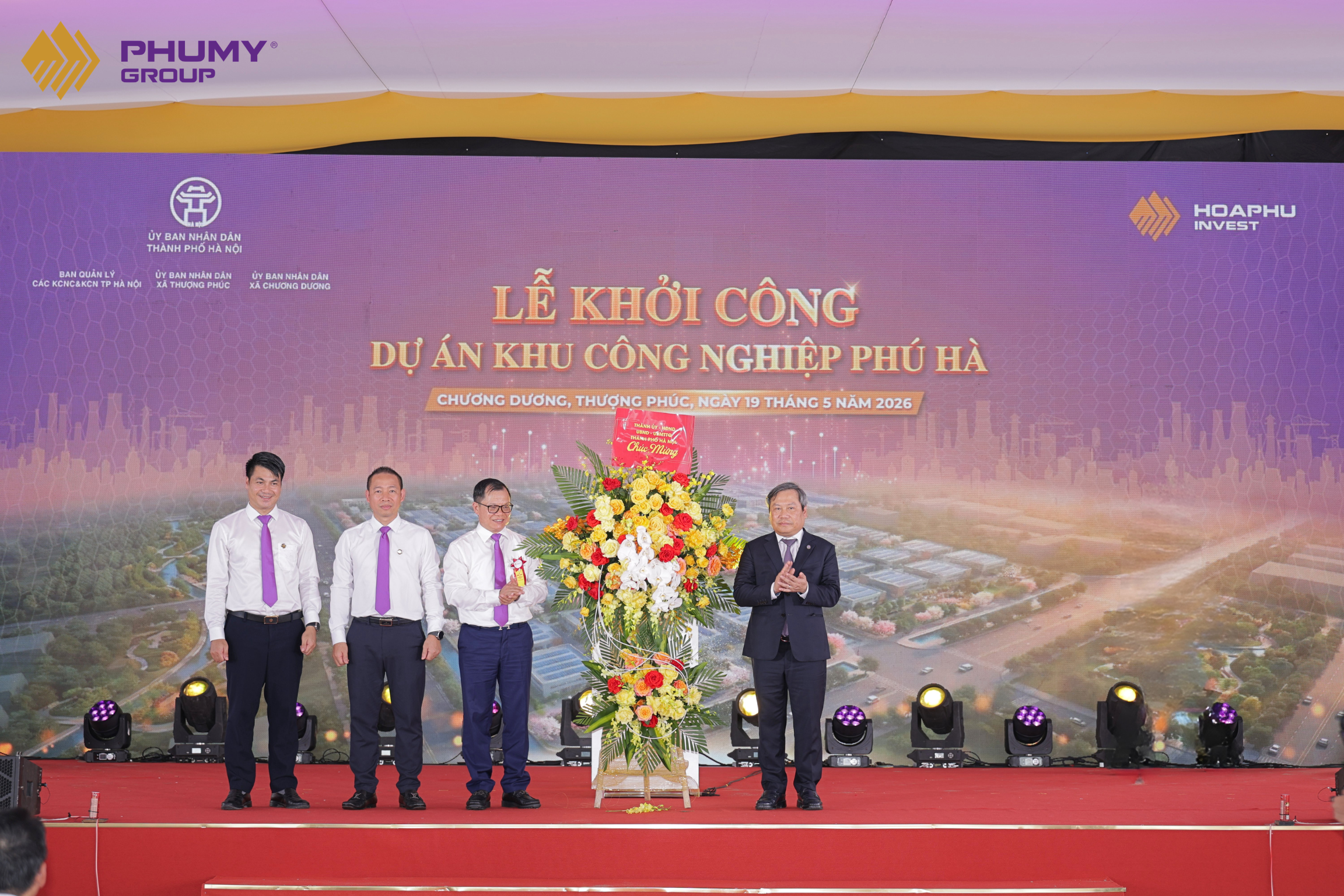 Chủ tịch UBND Th&agrave;nh phố H&agrave; Nội Vũ Đại Thắng tặng hoa ch&uacute;c mừng chủ đầu tư tại Lễ khởi c&ocirc;ng Dự &aacute;n Khu c&ocirc;ng nghiệp Ph&uacute; H&agrave;